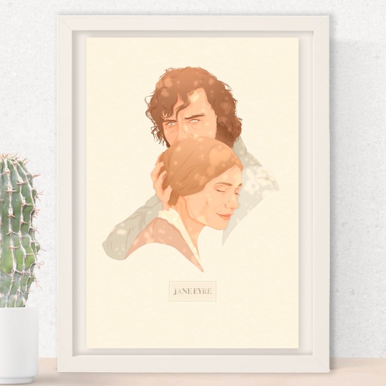 Op de afbeelding: Een digitale illustratie van een koppel dat elkaar omhelst. De man heeft donker haar en draagt een lichtbruin jack. De vrouw heeft lichtbruin haar en draagt een wit shirt. De achtergrond is lichtbeige met een subtiel glinstereffect. De tekst "JANE EYRE" is onder het koppel gedrukt.