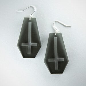 Boucles d’oreilles cercueil / Fumée noire / Croix inversée / Gothique / Effrayant / Découpe laser / Boucles d’oreilles acryliques