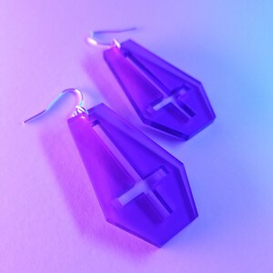 Boucles d&#39;oreilles cercueil / Violet / Croix inversée / Gothique / Effrayant / Découpe au laser / Boucles d&#39;oreilles en acrylique