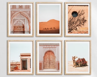 Op de afbeelding: Set van zes ingelijste prints met Marokkaanse architectuur en woestijnlandschappen. De prints tonen ingewikkelde details van bogen, deuren en kameel-silhouetten tegen een achtergrond van zandduinen.
