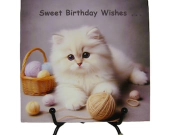 Carte d'anniversaire pour chaton doux représentant un chaton blanc jouant avec des balles dans le jardin, 5 x 5 pouces, intérieur vierge, parfaite pour l'anniversaire d'un amoureux des chats,