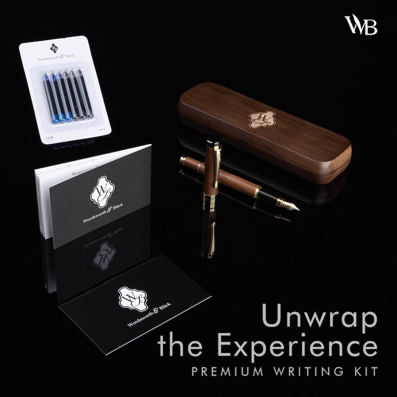 Op de afbeelding: Een premium schrijfgereiset met een houten pen, een houten doos en een set inktpatronen. De doos heeft een logo met de tekst "Wordsworth & Black". De tekst "Unwrap the Experience PREMIUM WRITING KIT" staat onderaan de afbeelding.