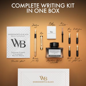 Puede incluir: Un kit de escritura completo en una caja, con una pluma de bamb&uacute;, cartuchos de tinta, un convertidor y varias puntas. Incluye un frasco de tinta Mysterious Black y una hoja de pr&aacute;ctica. El kit est&aacute; marcado con el logotipo "WB".