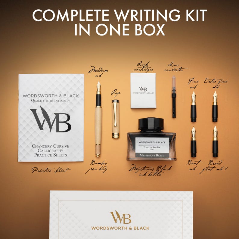 Puede incluir: Un kit de escritura completo en una caja, con una pluma de bamb&uacute;, cartuchos de tinta, un convertidor y varias puntas. Incluye un frasco de tinta Mysterious Black y una hoja de pr&aacute;ctica. El kit est&aacute; marcado con el logotipo "WB".