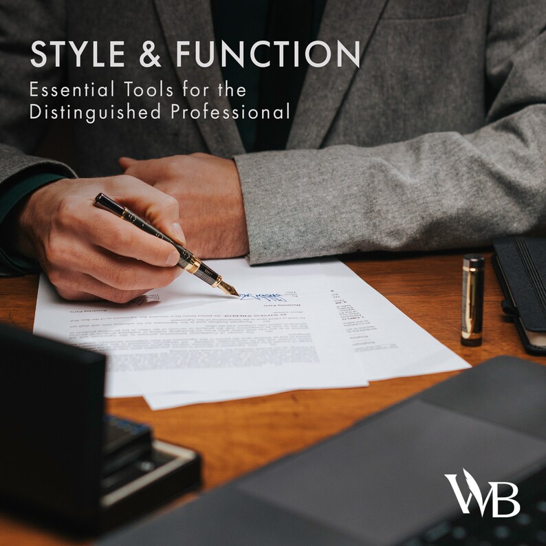 Puede incluir: Una persona con un traje gris firma un documento con una pluma estilogr&aacute;fica dorada y negra. El documento est&aacute; sobre un escritorio de madera con un port&aacute;til y un portaplumas negro y dorado.