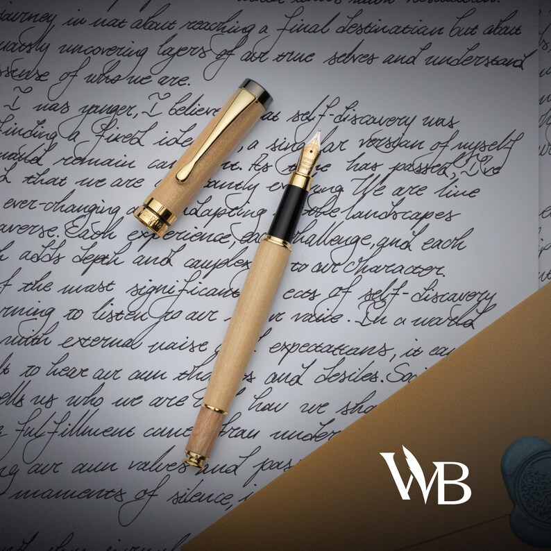 Puede incluir: Una pluma estilogr&aacute;fica de madera con detalles dorados y un agarre negro, sobre una carta manuscrita. La tapa de la pluma est&aacute; quitada, revelando el plum&iacute;n. El fondo incluye escritura cursiva y un sello de cera.