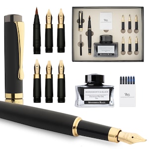 K&ouml;nnte beinhalten: Ein schwarzer F&uuml;llfederhalter mit goldenen Akzenten und einer goldenen Feder, zusammen mit verschiedenen Federersatzteilen, Tintenpatronen und schwarzer Tinte. Das Set enth&auml;lt ein Etui und Tintenf&auml;sser, ideal zum Schreiben.