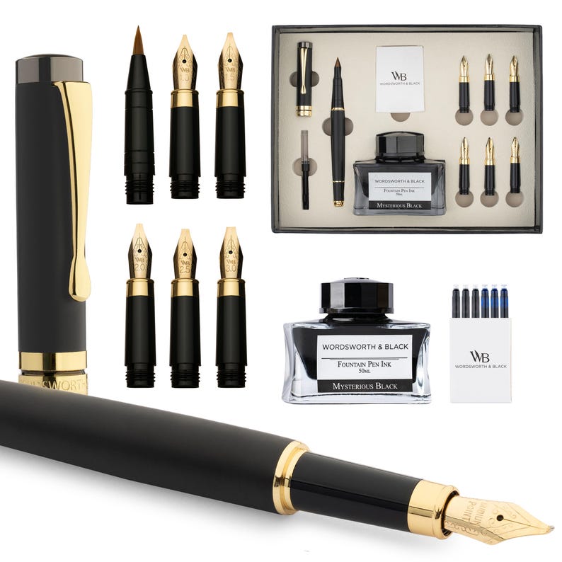 K&ouml;nnte beinhalten: Ein schwarzer F&uuml;llfederhalter mit goldenen Akzenten und einer goldenen Feder, zusammen mit verschiedenen Federersatzteilen, Tintenpatronen und schwarzer Tinte. Das Set enth&auml;lt ein Etui und Tintenf&auml;sser, ideal zum Schreiben.