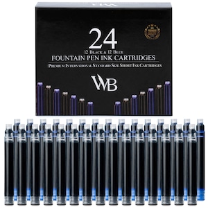 Könnte beinhalten: Eine schwarze Schachtel mit der weißen Zahl 24, die 12 schwarze und 12 blaue Tintenpatronen für Füllfederhalter enthält. Auf der Schachtel steht "FOUNTAIN PEN INK CARTRIDGES" und "PREMIUM INTERNATIONAL STANDARD SIZE SHORT INK CARTRIDGES". Darunter befinden sich die Tintenpatronen.