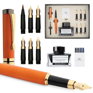 K&ouml;nnte beinhalten: Eine Sammlung von Schreibger&auml;ten, darunter ein F&uuml;llfederhalter, Tinte und Federn. Der Stift hat einen orangefarbenen Schaft mit goldenen Akzenten. Die Tintenflasche tr&auml;gt die Aufschrift "WORDSWORTH & BLACK" und "MYSTERIOUS BLACK". Zus&auml;tzliche Federn und ein Stift sind enthalten.