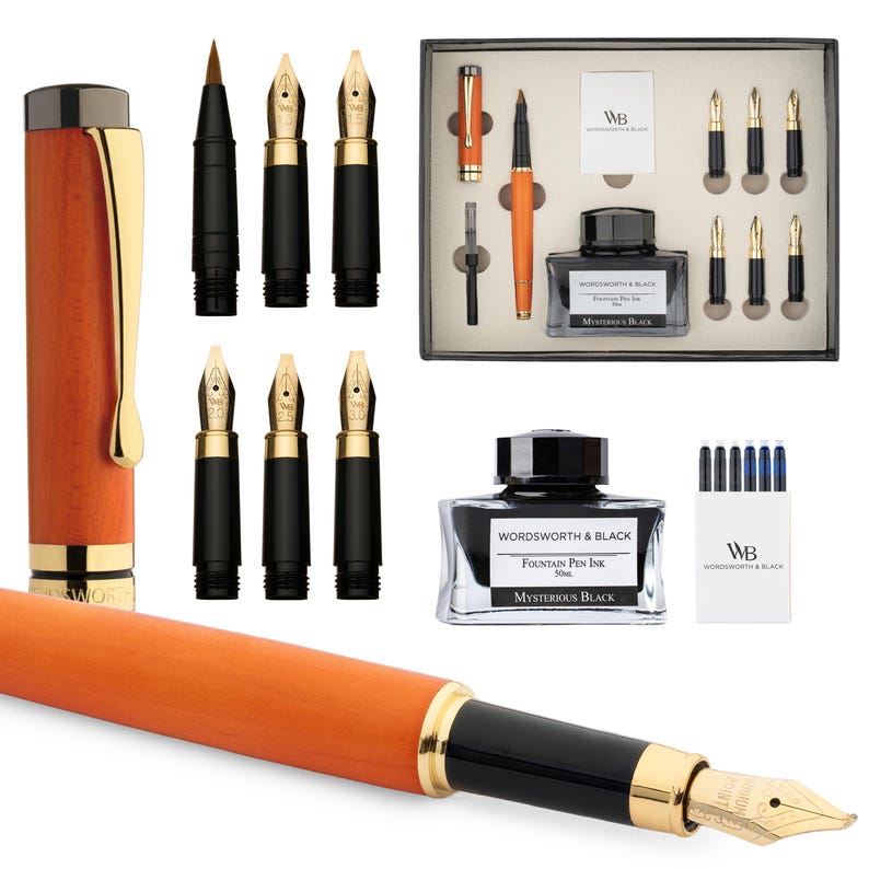 K&ouml;nnte beinhalten: Eine Sammlung von Schreibger&auml;ten, darunter ein F&uuml;llfederhalter, Tinte und Federn. Der Stift hat einen orangefarbenen Schaft mit goldenen Akzenten. Die Tintenflasche tr&auml;gt die Aufschrift "WORDSWORTH & BLACK" und "MYSTERIOUS BLACK". Zus&auml;tzliche Federn und ein Stift sind enthalten.