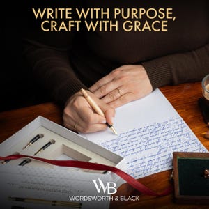 Puede incluir: Una persona escribe con una pluma estilogr&aacute;fica dorada sobre papel blanco. La pluma forma parte de un juego en una caja blanca con una cinta roja. El texto "WRITE WITH PURPOSE, CRAFT WITH GRACE" est&aacute; en la parte superior. La marca "WORDSWORTH & BLACK" est&aacute; en la parte inferior.