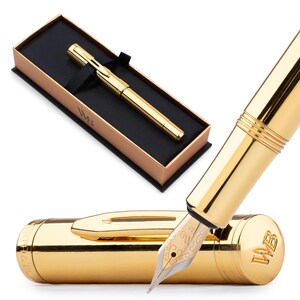 Könnte beinhalten: Ein goldfarbener Füllfederhalter mit passender Kappe und Feder, präsentiert in einer schwarzen und goldenen Box. Der Stift hat ein schlankes Design mit Clip und wird in mehreren Ansichten gezeigt, wobei seine polierte Oberfläche und eleganten Details hervorgehoben werden. Die Feder hat eine dekorative Ätzung.