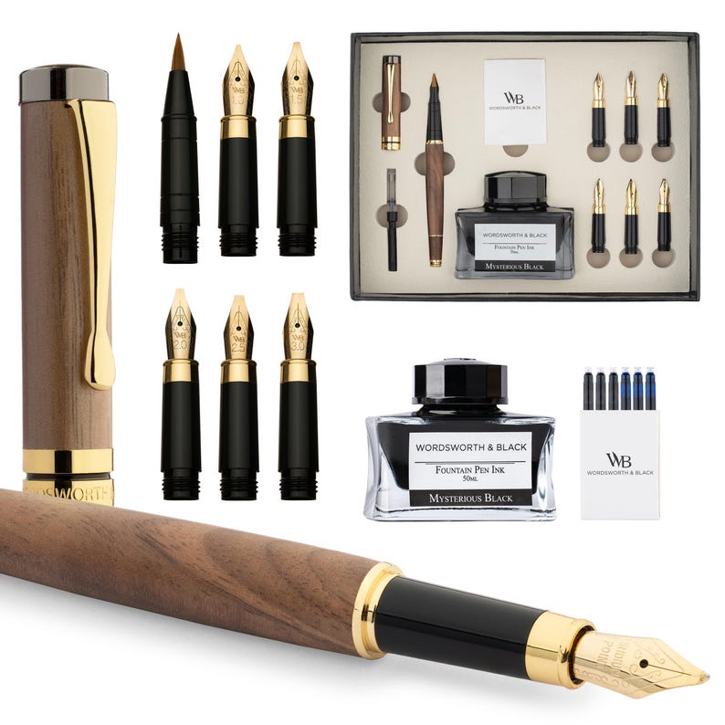 K&ouml;nnte beinhalten: Eine Sammlung von F&uuml;llfederhaltern und Zubeh&ouml;r. Das Set enth&auml;lt einen Holzstift, Tintenf&auml;sser, Federn und eine Geschenkbox. Die Stifte haben goldfarbene Akzente und schwarze Tintenpatronen. Die Tintenf&auml;sser sind mit "WORDSWORTH & BLACK" und "MYSTERIOUS BLACK" beschriftet.