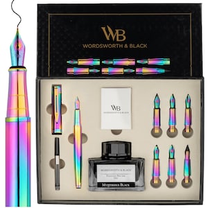 Könnte beinhalten: Ein Regenbogen-Füllfederhalter-Set von Wordsworth & Black. Das Set enthält einen Stift, Tinte und Ersatzfedern. Die Tinte trägt die Bezeichnung "Mysterious Black". Der Stift und die Federn haben ein metallisches, schillerndes Finish. Präsentiert in einer schwarzen Box.