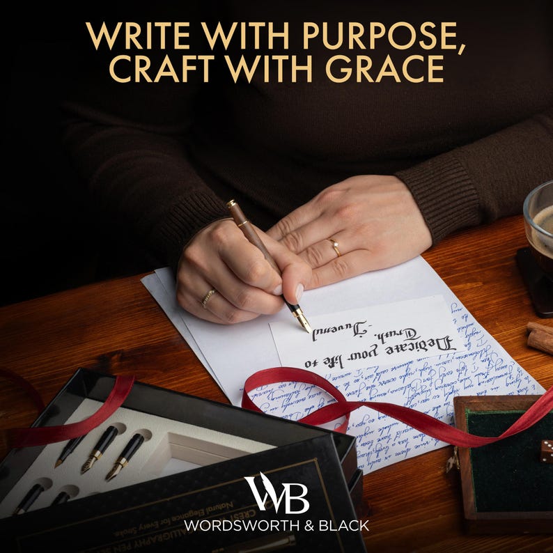 K&ouml;nnte beinhalten: Eine Person schreibt mit einem goldenen Stift auf wei&szlig;em Papier mit Kalligraphie. Das Bild enth&auml;lt ein Stiftset in einer schwarzen Box mit den Worten "WORDSWORTH & BLACK". Der Text "WRITE WITH PURPOSE, CRAFT WITH GRACE" steht oben.