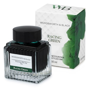 Pode incluir: Uma garrafa de vidro de tinta para caneta tinteiro Racing Green da Wordsworth & Black. A garrafa é transparente e tem uma superfície texturizada. A tinta é de uma cor verde vibrante. A garrafa é de 30 ml.