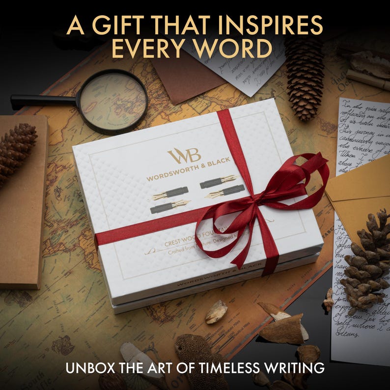 Puede incluir: Un juego de regalo con una caja blanca atada con una cinta roja, que contiene bol&iacute;grafos. La caja est&aacute; etiquetada como "WORDSWORTH & BLACK" e incluye el texto "A GIFT THAT INSPIRES EVERY WORD" y "UNBOX THE ART OF TIMELESS WRITING".