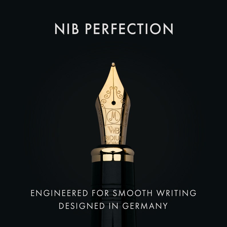 Puede incluir: Una plumilla de pluma chapada en oro con un cuerpo de pluma negro. La plumilla est&aacute; grabada con las palabras "WB RIDIUM POINT" y "M 1495". El texto "NIB PERFECTION" est&aacute; en la parte superior de la imagen. El texto "ENGINEERED FOR SMOOTH WRITING DESIGNED IN GERMANY" est&aacute; en la parte inferior de la imagen.