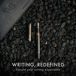 Puede incluir: Una pluma estilogr&aacute;fica negra y dorada con un patr&oacute;n decorativo en el cuerpo. La pluma est&aacute; sobre un lecho de grava negra. El texto "WRITING, REDEFINED" y "Elevate your writing experience" est&aacute; debajo de la pluma.