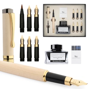K&ouml;nnte beinhalten: Eine Sammlung von F&uuml;llfederhaltern und Zubeh&ouml;r. Das Set enth&auml;lt einen hell holzfarbenen Stift mit goldenen Akzenten, mehrere Federn, schwarze Tintenflaschen und ein Box-Set mit zus&auml;tzlichen Stiften und Tintenpatronen. Die Tinte ist mit "Mysterious Black" beschriftet.