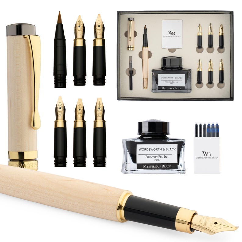 K&ouml;nnte beinhalten: Eine Sammlung von F&uuml;llfederhaltern und Zubeh&ouml;r. Das Set enth&auml;lt einen hell holzfarbenen Stift mit goldenen Akzenten, mehrere Federn, schwarze Tintenflaschen und ein Box-Set mit zus&auml;tzlichen Stiften und Tintenpatronen. Die Tinte ist mit "Mysterious Black" beschriftet.