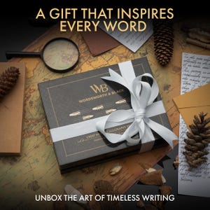 K&ouml;nnte beinhalten: Eine schwarze Geschenkbox mit wei&szlig;em Band, mit dem Text "WORDSWORTH & BLACK" und "CREST WO CALLIGRAPHY PEN". Die Box liegt auf einer Karte mit einer Lupe und Tannenzapfen. Der Text lautet "A GIFT THAT INSPIRES EVERY WORD" und "UNBOX THE ART OF TIMELESS WRITING".