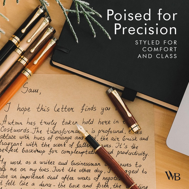 Op de afbeelding: Een handgeschreven brief op bruin papier met een zwart notitieboekje en verschillende houten en gouden pennen. De brief luidt: "Sam, ik hoop dat deze brief je goed bereikt. De herfst heeft hier in de Costwords echt zijn intrede gedaan. De transformatie is diepgaand, de bomen staan in brand met oranje en rode tinten, de lucht is fris en geurig door de geur van vallende bladeren. Het is de perfecte achtergrond voor contemplatie en productiviteit. Mijn werk als schrijver en zakenman houdt me op mijn tenen. Pas geleden heb ik na weken van onderhandelingen een belangrijke deal gesloten. Het voelde als een dans - het heen en weer, het..."