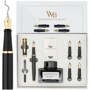 Op de afbeelding: Een zwarte vulpen set met gouden accenten, inkt en penpunten. De set bevat een pen, een inktfles en meerdere penpunten, allemaal gepresenteerd in een witte doos. De merknaam "WORDSWORTH & BLACK" is zichtbaar.
