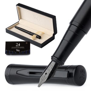 Könnte beinhalten: Ein schwarzer Füllfederhalter mit schwarzem Metallgehäuse und schwarzer Feder. Der Füller wird mit einer schwarzen Box und 24 Tintenpatronen geliefert. Die Box trägt den Text "24 Fountain Pen Ink Cartridges" und "WB".