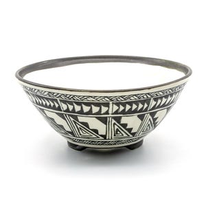 Può includere: Un set di tre tazze in ceramica con finitura opaca e macchiettata. Ogni tazza presenta un colore diverso: azzurro, crema e grigio. Le tazze hanno un design semplice e moderno e un manico comodo.