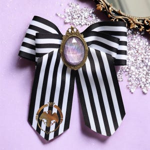 Twisted Wonderland - bouwvallige slaapzaal broche met strik
