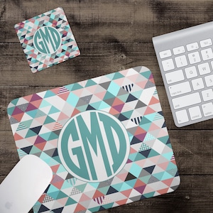 Ensemble tapis de souris et dessous de verre géométriques | Dessous de verre de bureau | tapis de souris monogramme | Cadeau pour femme | Cadeau pour petite amie | Porte-cartes monogrammé