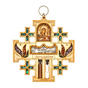 Może przedstawiać: Drewniany krzyż jerozolimski z małą ikoną Maryi i Jezusa, przedstawieniem miasta Jerozolimy i dwoma małymi fiolkami. Krzyż jest ozdobiony turkusowymi i innymi kolorowymi kamieniami.