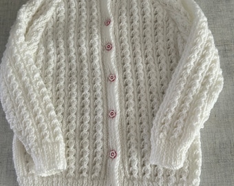 gestrickte weiße Strickjacke