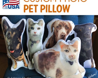 Può includere: Cinque cuscini personalizzati per animali domestici con diverse razze di cani e gatti. I cuscini sono bianchi con un tessuto morbido e soffice. I cuscini sono disposti in fila su un divano blu. I cuscini sono realizzati negli Stati Uniti. Il testo "CUSTOM PHOTO PET PILLOW" è visualizzato nella parte superiore dell'immagine. Il testo "any picture!" è visualizzato nella parte inferiore dell'immagine.