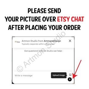Pode incluir: Uma captura de tela de uma janela de bate-papo do Etsy com uma seta vermelha apontando para o bot&atilde;o "Carregar imagem". O texto na janela diz "Por favor, envie sua imagem atrav&eacute;s do chat do Etsy ap&oacute;s fazer seu pedido."