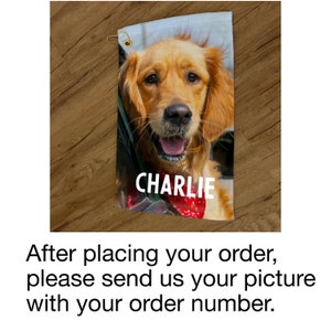 Pode incluir: Toalha de golfe personalizada com uma foto de um c&atilde;o golden retriever. A toalha tem o nome do c&atilde;o "CHARLIE" impresso nela.