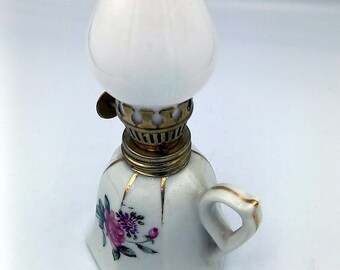 Miniaturowa ceramiczna lampa naftowa w stylu vintage: dekoracja kwiatowa