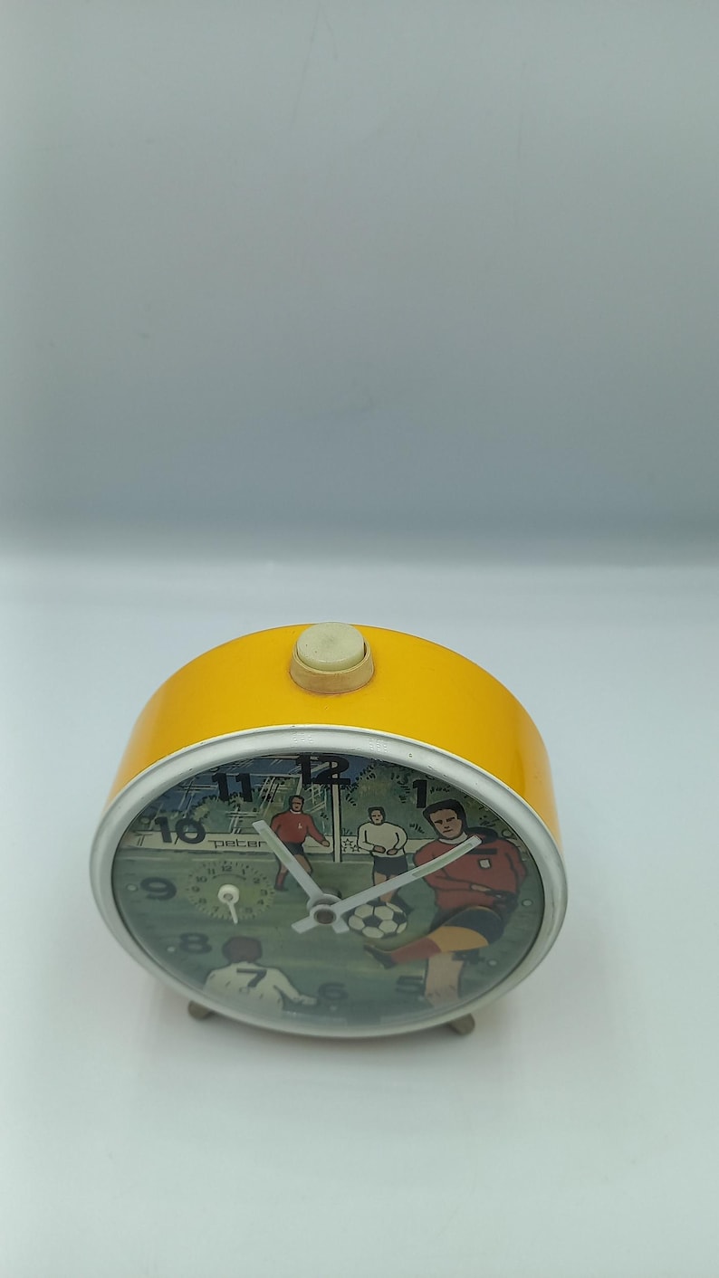 Peter Table Clock Vintage Peter Animated Football Table Clock, Retro Mechanical Desk ...