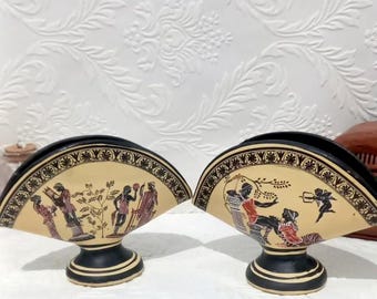 Conjunto de dois porta-guardanapos de cerâmica com representações da Grécia Antiga.