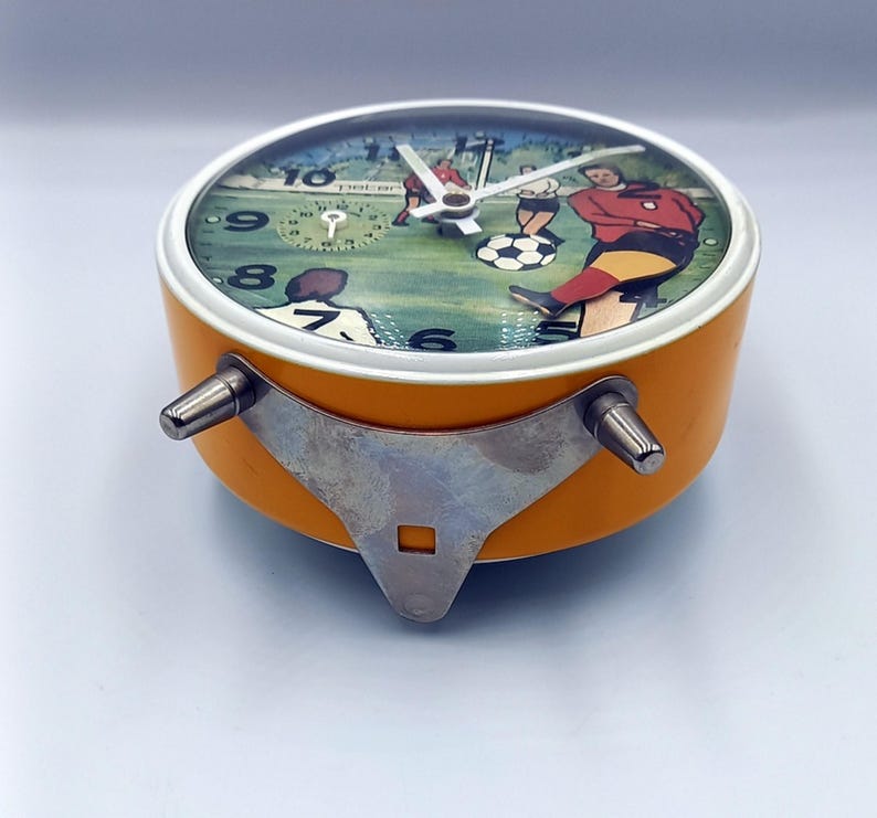 Peter Table Clock Vintage Peter Animated Football Table Clock, Retro Mechanical Desk ...