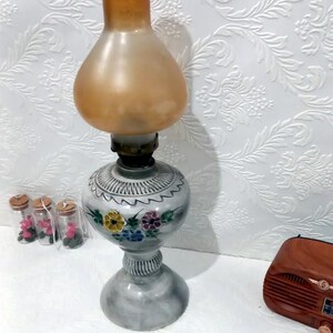 Öllampe aus Keramik mit Blumendekor, Glas- Petroleumlampen