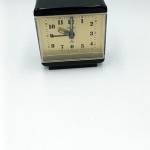 Vintage Tischwecker NOS Peter mechanische Uhr in schwarzer Farbe