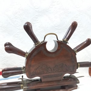 Vintage set koksmessen en vorken in een houten gebogen kist