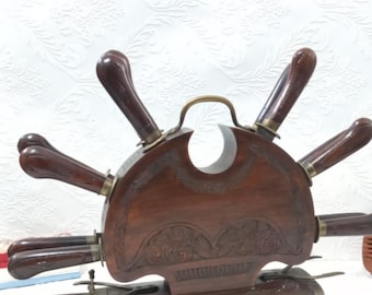 Set vintage di coltelli e forchette da cucina in una custodia di legno curva.