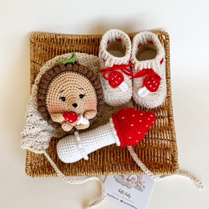 Gender neutral baby hedgehog and mushroom set woodland baby shower gift, Crochet hedgehog and mushroom rattle baby gift box, New mom gift
