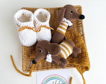 Gehäkelte Dackel Baby Geschenk Set, Neugeborene Rassel Spielzeug, Booties & Mütze