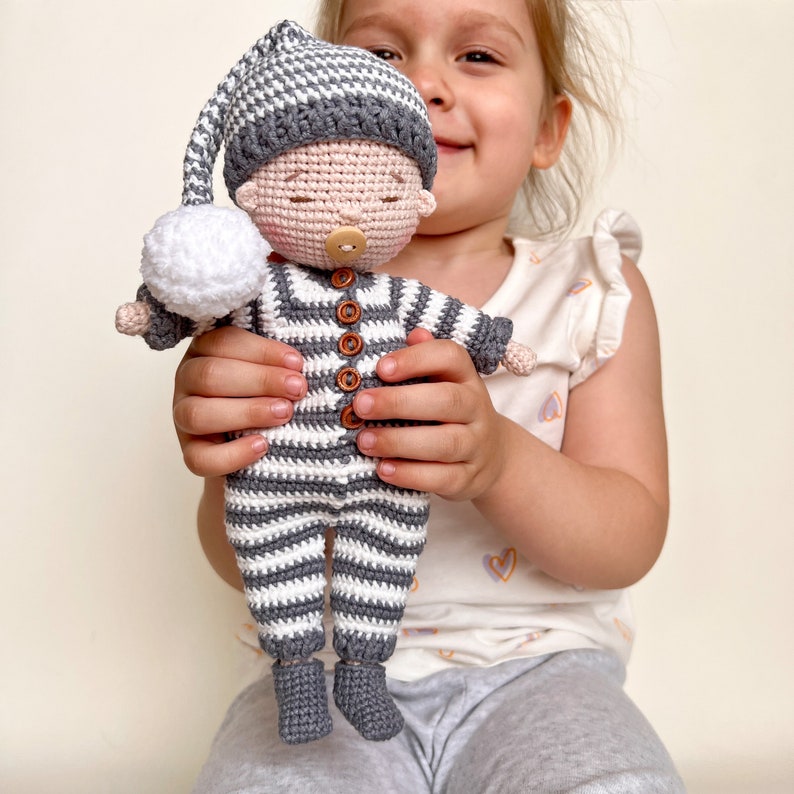 Personalisiertes erstes Baby, Puppe Babypartygeschenk, handgemachte Puppe mit Kleidung, gehäkelte Puppe Erster Geburtstagsgeschenk Bild 1