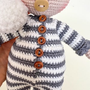 Cadeau personnalisé pour baby shower, poupée faite main avec des vêtements, cadeau de premier anniversaire pour poupée au crochet image 5